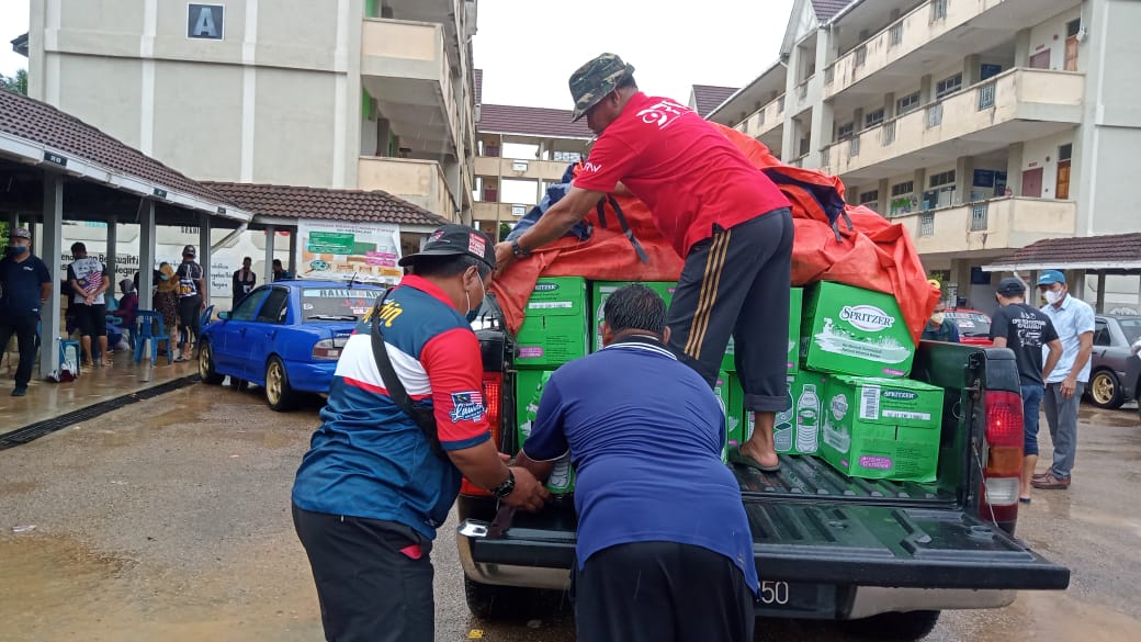 Spritzer Sumbang Air Minuman Botol Kepada Mangsa Banjir Di Terengganu